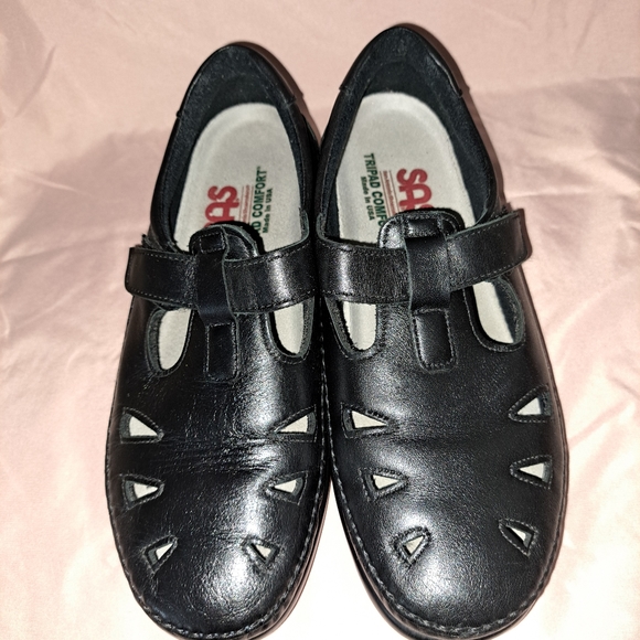 Shoes - Picture 4 of 8